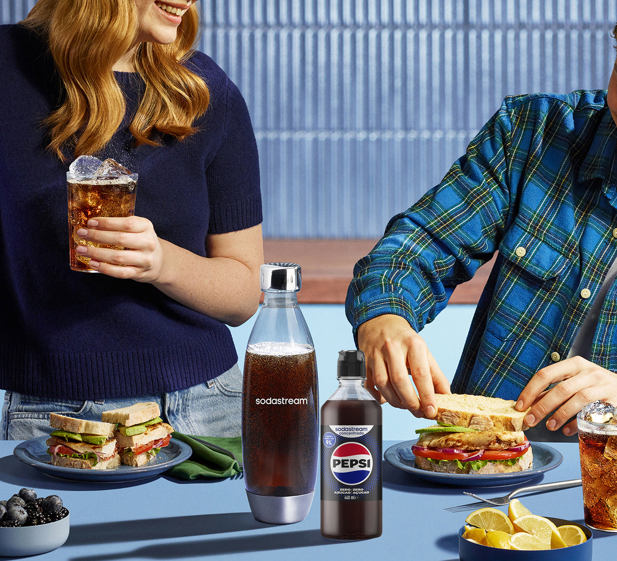 "¿Cómo funcionan los sabores Sodastream? 1. Gasifica el agua con tu máquina Sodastream. 2. Añade el sabor a la botella hasta la línea de puntos, aproximadamente 3 cucharadas (44,2 ml), y mézclalo. 3. ¡Disfruta de tu bebida favorita, lista en cuestión de segundos!  ¿Cuánto sabor debo utilizar para preparar 1 litro de bebida? La cantidad de sabor depende de la intensidad de sabor que quieras dar a tus bebidas. Te recomendamos seguir las instrucciones de la etiqueta y utilizar la línea de puntos de la botella como referencia.  ¿Cuánto tiempo se conserva el sabor una vez abierto? Una vez abierto, el producto debe conservarse en el frigorífico y consumirse preferentemente en un plazo de 30 días."